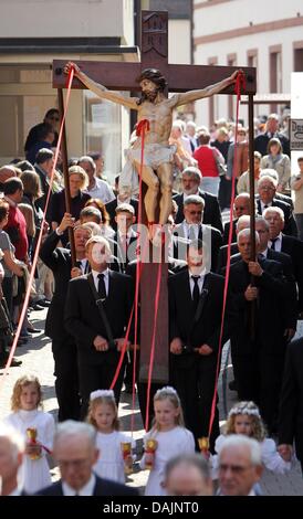 I membri di diverse gilde trasportare lifesize Gesù figure per la processione del Venerdì Santo a Lohr am Main, Germania, 22 aprile 2011. La processione è ritenuta uno dei soli tre completamente conservate foto processioni di Pasqua in Germania. La processione inizia con un'immagine dell'ultima cena e termina con un'immagine di tumulazione di Cristo. Foto: Daniel Karmann Foto Stock