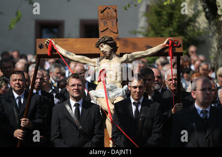 I membri di diverse gilde trasportare lifesize Gesù figure per la processione del Venerdì Santo a Lohr am Main, Germania, 22 aprile 2011. La processione è ritenuta uno dei soli tre completamente conservate foto processioni di Pasqua in Germania. La processione inizia con un'immagine dell'ultima cena e termina con un'immagine di tumulazione di Cristo. Foto: Daniel Karmann Foto Stock