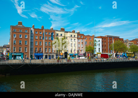 Lungo il fiume Liffey vedute lungo Corso di Laurea a piedi street central Dublino Irlanda Europa Foto Stock