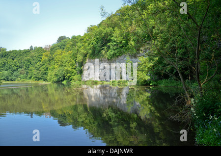 Il fiume Wye in Millers Dale nel Derbyshire Dales Foto Stock