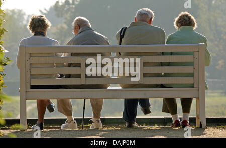 (Dpa) file - un file immagine datata 12 ottobre 2008 illustra i pensionati seduti su una panchina nel parco in Pillnitz vicino a Dresda, Germania. Il cabinet tedesco ha deciso di aumentare la pensione da uno per cento. Foto: Foto: Ralf Hirschberger Foto Stock