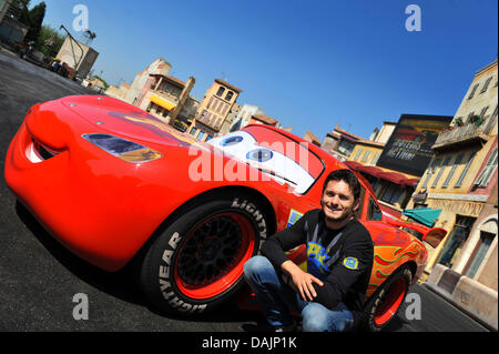 Italian motorsports pilota Giancarlo Fisichella pone accanto a un Disney auto sportiva durante la sua visita a Disneyland Parigi, Francia, 22 aprile 2011. Fisichella è stato firmato con la Ferrari a partire dalla metà del 2009 e ha lavorato per la Ferrari come un test e driver sostitutivi dal 2010. Foto: Cathy Dubuisson Foto Stock