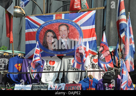 Il principe William e Kate Middleton sorriso da un souvenir stand su Oxford Street a Londra, Inghilterra, 24 aprile 2011. Interesse per il principe William e Kate Middleton il matrimonio il 29 aprile è alta. Foto: Cordula Donhauser Foto Stock