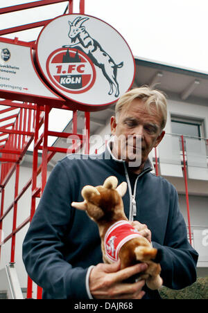 Il direttore sportivo del team della Bundesliga FC Colonia, Volker Finke pone con la mascotte 'Hennes' il giorno egli è introdotto al pubblico come nuovo direttore di Colonia, Germania, 01 febbraio 2011. La Colonia allenatore Frank Schaefer ha annunciato la sua partenza immediata dalla sua posizione come allenatore del 27 aprile 2011. Il direttore sportivo Volker Finke è responsabile del team durante la ri Foto Stock