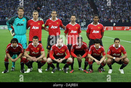 Manchester è il portiere Edwin van der Sar (sopra, l-r), Nemanja Vidic, Rio Ferdinand, vedi figg. *** Ryan, Antonio Valencia; (di seguito, L-R), Fabio, Michael Carrick, Wayne Rooney, Patrice Evra, Park Ji-Sung e Javier Hernandez in team per una foto prima di loro la UEFA Champions League semi-finale di partita FC Schalke 04 vs manchester united all'Arena AufSchalke di Gelsenkirchen, Germania, 26 aprile Foto Stock