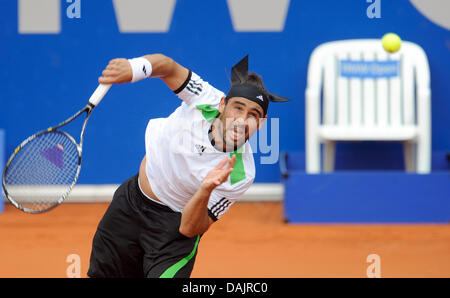 Marcos Baghdatis da Cipro serve contro il giocatore bulgaro Grigor Dimitrov nel loro torneo ATP secondo round corrispondono a Monaco di Baviera, Germania, il 27 aprile 2011. Foto: Andreas Gebert Foto Stock