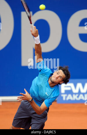 Lettore bulgaro Grigor Dimitrov serve contro Marcos Baghdatis da Cipro contro di loro torneo ATP secondo round corrispondono a Monaco di Baviera, Germania, il 27 aprile 2011. Foto: Andreas Gebert Foto Stock