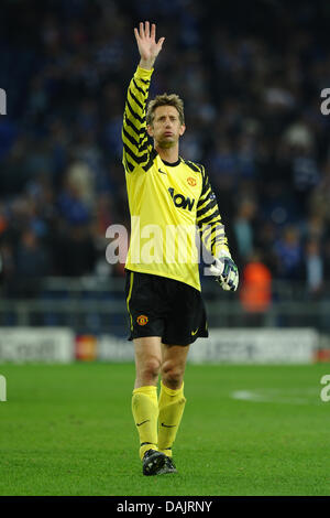 Manchester è il portiere Edwin van der Sar cheers dopo la UEFA Champions League semi-finale di partita FC Schalke 04 vs manchester united all'Arena AufSchalke di Gelsenkirchen, Germania, 26 aprile 2011. Il Manchester United vince la prima manche con 2-0. Foto: Revierfoto Foto Stock