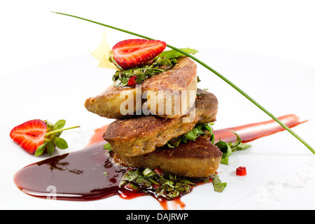 Il foie gras guarnito con fragole Foto Stock