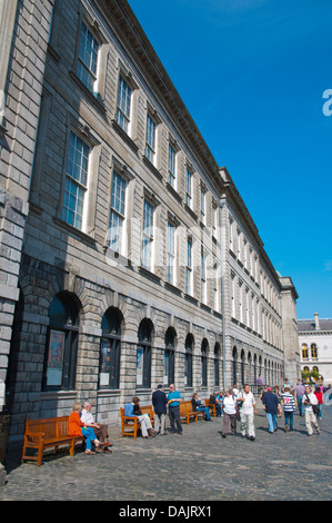 Il vecchio edificio della libreria contenente il Libro di Kells i borsisti square Trinity college university area central Dublino Irlanda Europa Foto Stock