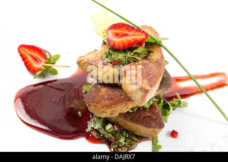 Il foie gras guarnito con fragole Foto Stock