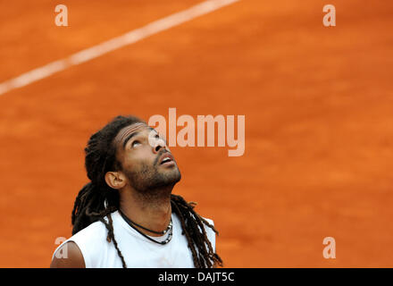 Giocatore tedesco Dustin Brown Guarda in cielo durante il torneo ATP secondo round match contro Radek STEPANEK: risultati nei dalla Repubblica ceca a Monaco di Baviera, Germania, il 28 aprile 2011. Foto: Andreas Gebert Foto Stock