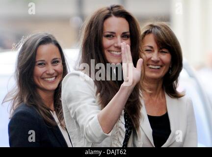 Kate Middleton (C) onde per la folla fuori il Goring Hotel, Londra, Gran Bretagna, 28 aprile 2011. Essa si erge con sua sorella Pippa (sinistra) e sua madre Carole. Londra si sta preparando per il Royal Wedding di Gran Bretagna il principe William e Kate Middleton a Westminster Abbey il 29 aprile. Foto: Frank può Foto Stock