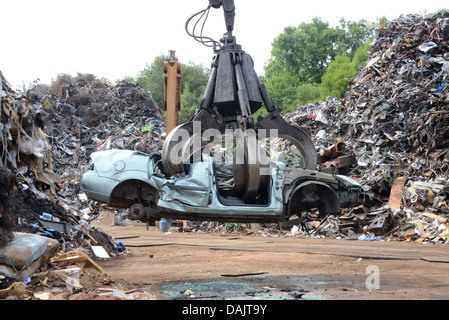 Veicolo di essere frantumato a scrapyard regno unito Foto Stock