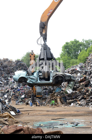 Veicolo di essere frantumato a scrapyard regno unito Foto Stock