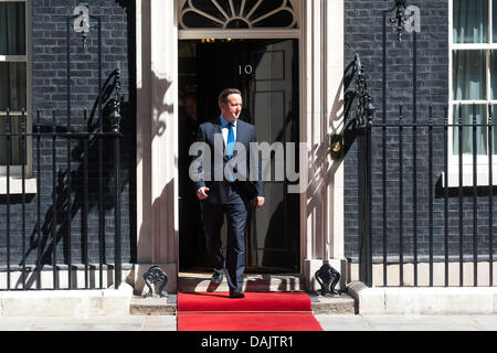 Londra, Regno Unito. Il 15 luglio 2013. Il Primo Ministro David Cameron uscita 10 Downing Street in una giornata di sole prima di un incontro con il Presidente Thein Sein della Birmania Credito: Piero Cruciatti/Alamy Live News Foto Stock