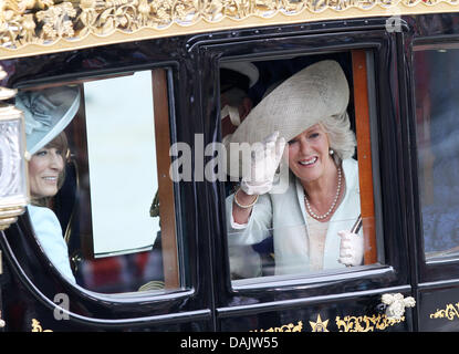 Camilla (R), la duchessa di Cornovaglia e Carole Middleton, sposa la madre di lasciare l'Abbazia di Westminster in una carrozza a cavallo dopo la cerimonia di nozze del principe William e la principessa Caterina a Londra, Gran Bretagna, 29 aprile 2011. Alcuni 1.900 ospiti seguita la royal cerimonia del matrimonio del principe William e Kate Middleton nella chiesa. Foto: Patrick van Katwijk Foto Stock