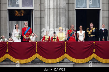 (L-R) Bridesmaids Lady Louise Windsor e grazia van Cutsem, sposa la principessa Caterina, lo sposo il principe William, damigella Margarita Armstrong-Jones e pagina ragazzi William Lowther-Pinkerton e Tom Pettifer, British Queen Elizabeth II., il Principe Filippo, Pippa Middleton, il principe Harry und James Middleton sul balcone di Buckingham Palace a Londra, Gran Bretagna, 29 aprile 2011, dopo l'weddin Foto Stock