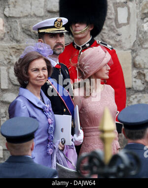 Spagna la regina Sofia (L), il Principe ereditario Felipe (C) e sua moglie, principessa Letizia, lasciare l'Abbazia di Westminster dopo la cerimonia di nozze del principe William e la principessa Caterina a Londra, Gran Bretagna, 29 aprile 2011. Alcuni 1.900 ospiti seguita la royal cerimonia del matrimonio del principe William e Kate Middleton nella chiesa. Foto: Patrick van Katwijk Foto Stock