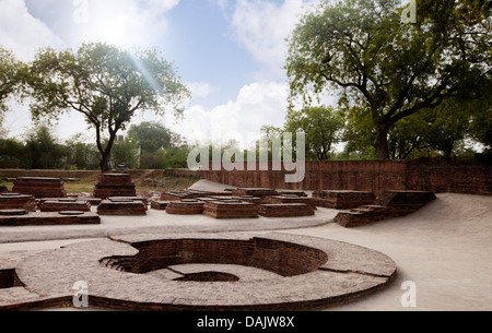 Mini Stupa al sito archeologico, Manauti Stupa, Sarnath, Varanasi, Uttar Pradesh, India Foto Stock