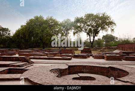 Mini Stupa al sito archeologico, Manauti Stupa, Sarnath, Varanasi, Uttar Pradesh, India Foto Stock