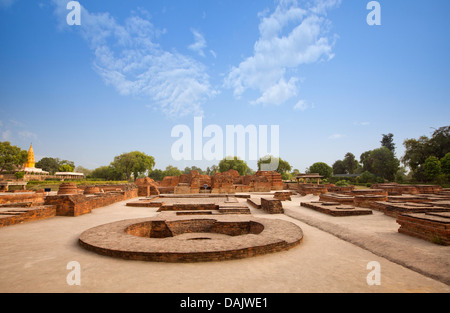 Mini Stupa al sito archeologico, Manauti Stupa, Sarnath, Varanasi, Uttar Pradesh, India Foto Stock