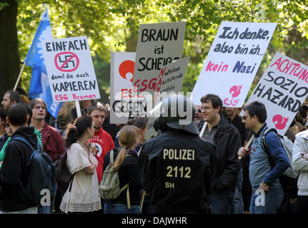 Contro i dimostranti di manifestare contro la NPD (estremista di destra partito politico) rally con insegne e cartelloni in Bremen, Germania, 30 aprile 2011. 4000 persone dai partiti politici, associazioni e sindacati protestano contro il diritto, plebaglia-trascinante e il razzismo, ma solo 200 neo-nazisti hanno preso parte al rally NPD. L'estremista di destra partito vuole spostare nel governo duri Foto Stock