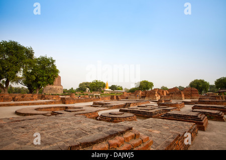 Mini Stupa al sito archeologico con Stupa Dhamek in background, Manauti Stupa, Sarnath, Varanasi, Uttar Pradesh, India Foto Stock