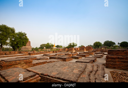 Mini stupa al sito archeologico con Stupa Dhamek in background, Manauti Stupa, Sarnath, Varanasi, Uttar Pradesh, India Foto Stock