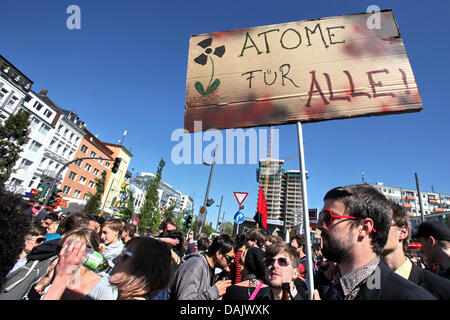 Circa un migliaio i partecipanti del Euro-Mayday-dimostrazione sneak il loro modo attraverso St Pauli, Amburgo, Germania, 1 maggio 2011. Le persone sono la dimostrazione per convenienti affitti e contro i rancori sociali. Foto: BODO SEGNA Foto Stock