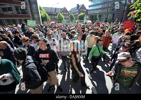 Circa un migliaio i partecipanti del Euro-Mayday-dimostrazione sneak il loro modo attraverso St Pauli, Amburgo, Germania, 1 maggio 2011. Le persone sono la dimostrazione per convenienti affitti e contro i rancori sociali. Foto: BODO SEGNA Foto Stock