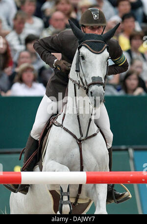 Il pilota francese Kevin Staut salti su Silvana de Hus presso il FEI World Cup Jumping Final a Leipzig, Germania, 1 maggio 2011. Foto: JAN WOITAS Foto Stock