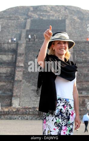 Il presidente tedesco la moglie Bettina Wulff visite alle piramidi di Teotihuacan, Messico, 1 maggio 2011. Presidente Wulff è su una quattro giorni di viaggio in Messico, prima di visitare la Costa Rica e Brasilia successivamente. Foto: WOLFGANG KUMM Foto Stock