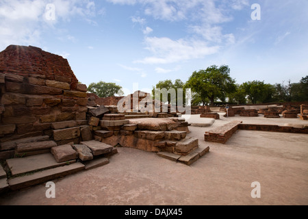 Rovine a sito archeologico, Mulagandha Kuti Vihar tempio, Sarnath, Varanasi, Uttar Pradesh, India Foto Stock