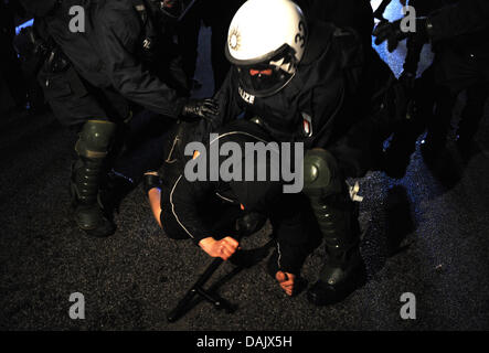 La polizia arresta un rioter ad Amburgo, Germania, 1 maggio 2011. Dopo il rivoluzionario può giorno dimostrazione vi sono stati scontri tra la polizia e i rivoltosi. Foto: Marcus Brandt Foto Stock