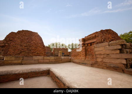 Rovine a sito archeologico, Mulagandha Kuti Vihar tempio, Sarnath, Varanasi, Uttar Pradesh, India Foto Stock