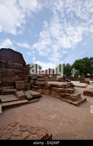 Rovine a sito archeologico, Mulagandha Kuti Vihar tempio, Sarnath, Varanasi, Uttar Pradesh, India Foto Stock