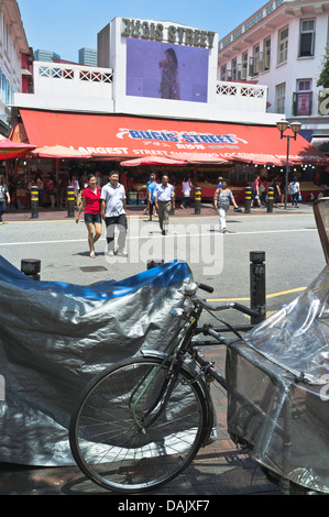 Dh Bugis street market building BUGIS STREET SINGAPORE Ingresso persone attraversando road bike rickshaw strade Foto Stock