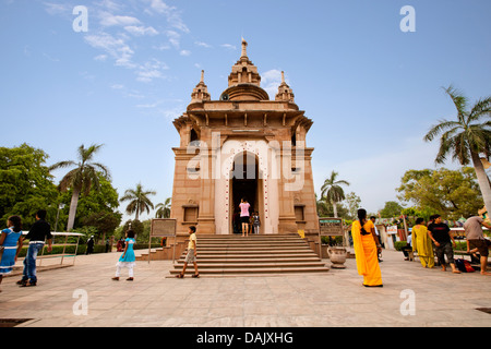 I turisti a un tempio, Mulagandha Kuti Vihar tempio, Sarnath, Varanasi, Uttar Pradesh, India Foto Stock