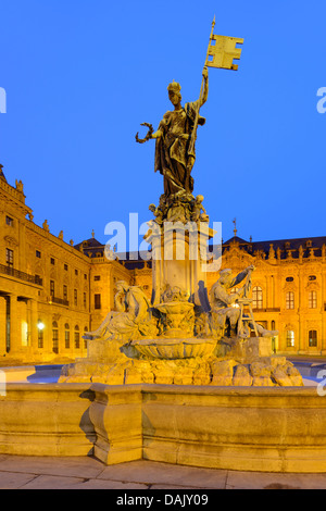 Frankonia fontana nella parte anteriore della Residenza di Würzburg, la Piazza della Residenza Foto Stock