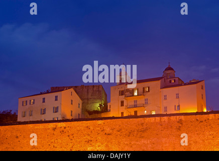 Illuminata ospita al suo interno la cittadella (castello) di Calvi al blue ora dopo il tramonto. Calvi è nel dipartimento Haute-Corse, Foto Stock