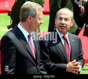 Il Presidente tedesco Christian Wulff è accolto dal Presidente messicano Felipe Calderon in Città del Messico, Messico, 2 maggio 2011. Presidente Wulff è su un viaggio di quattro giorni in Messico, prima che egli va alla Costa Rica e Brasilia. Foto: Wolfgang Kumm dpa Foto Stock