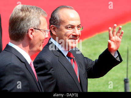 Il Presidente tedesco Christian Wulff è accolto dal Presidente messicano Felipe Calderon in Città del Messico, Messico, 2 maggio 2011. Presidente Wulff è su un viaggio di quattro giorni in Messico, prima che egli va alla Costa Rica e Brasilia. Foto: Wolfgang Kumm dpa Foto Stock