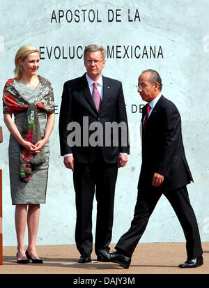 Il Presidente tedesco Christian Wulff (M) e sua moglie Bettina (L) sono accolti dal Presidente messicano Felipe Calderon in Città del Messico, Messico, 2 maggio 2011. Presidente Wulff è su un viaggio di quattro giorni in Messico, prima che egli va alla Costa Rica e Brasilia. Foto: Wolfgang Kumm dpa Foto Stock