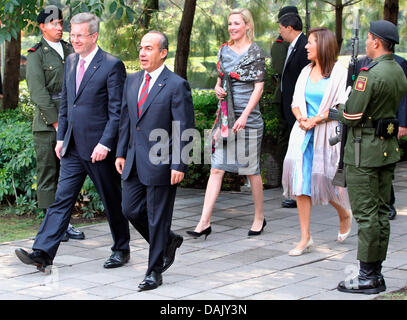 Il Presidente tedesco Christian Wulff (L) e sua moglie Bettina (3-L) sono accolti dal Presidente messicano Felipe Calderon e sua moglie Margarita Zavala in Città del Messico, Messico, 2 maggio 2011. Presidente Wulff è su un viaggio di quattro giorni in Messico, prima che egli va alla Costa Rica e Brasilia. Foto: Wolfgang Kumm dpa Foto Stock