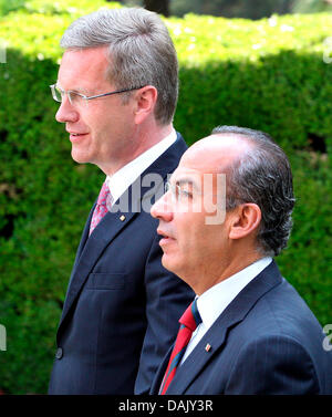 Il Presidente tedesco Christian Wulff è accolto dal Presidente messicano Felipe Calderon in Città del Messico, Messico, 2 maggio 2011. Presidente Wulff è su un viaggio di quattro giorni in Messico, prima che egli va alla Costa Rica e Brasilia. Foto: Wolfgang Kumm dpa Foto Stock