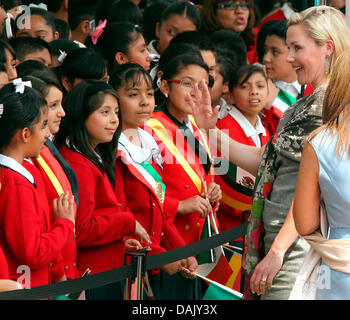 Il Presidente tedesco la moglie Bettina Wulff onde per gli studenti, che il suo benvenuto in Città del Messico, Messico, 2 maggio 2011. Presidente Wulff è su un viaggio di quattro giorni in Messico, prima che egli va alla Costa Rica e Brasilia. Foto: Wolfgang Kumm dpa Foto Stock