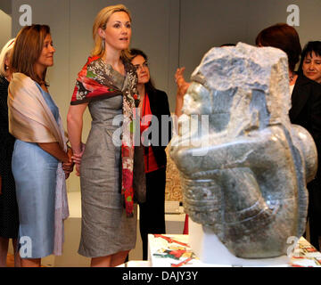 Il Presidente tedesco la moglie Bettina Wulff (R) e Margarita Zavala (L), la moglie del Presidente messicano Calderon, visitare il museo antropologico di Città del Messico, Messico, 2 maggio 2011. Presidente Wulff è su un viaggio di quattro giorni in Messico, prima che egli va alla Costa Rica e Brasilia. Foto: Wolfgang Kumm dpa . Foto Stock