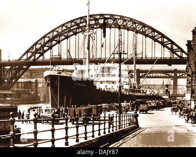 Newcastle-Upon-Tyne Quay e ponti probabilmente 1920s Foto Stock