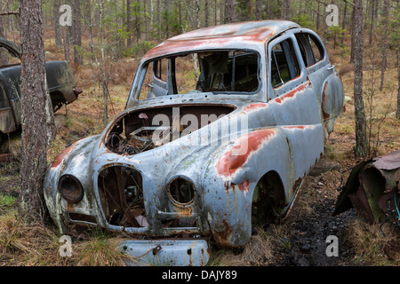 Vecchia auto rottamata nel cimitero di auto di Kyrkoe mosse Foto Stock